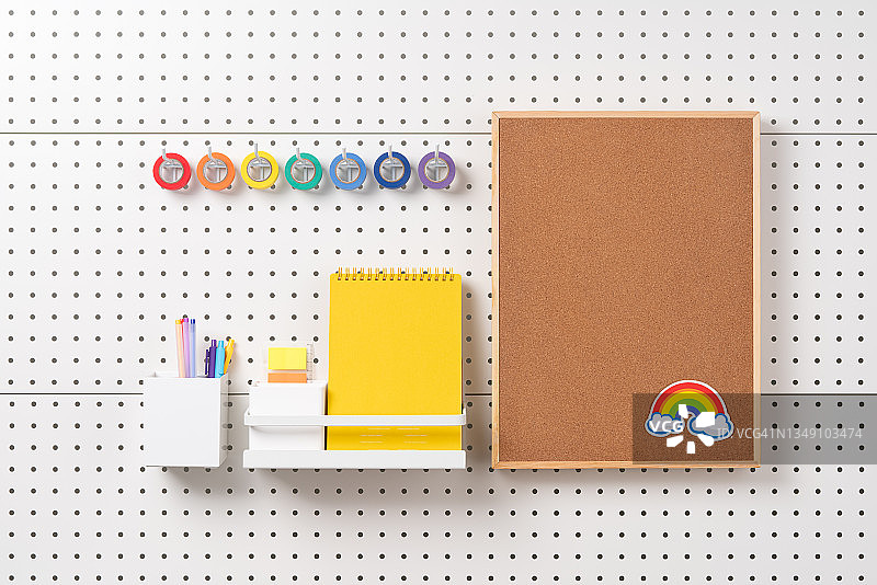 带有固定物悬挂在钉板上的公告栏图片素材