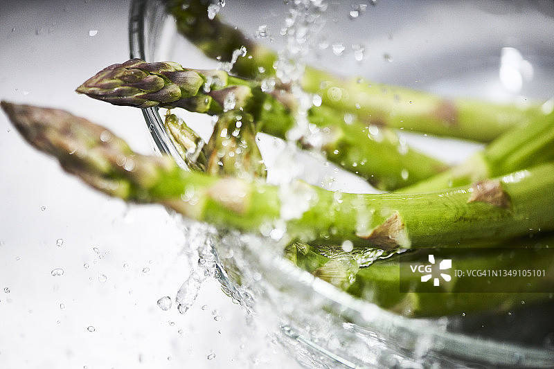 在冷水中清洗芦笋图片素材