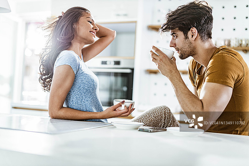 幸福情侣在家喝早咖啡时聊天图片素材