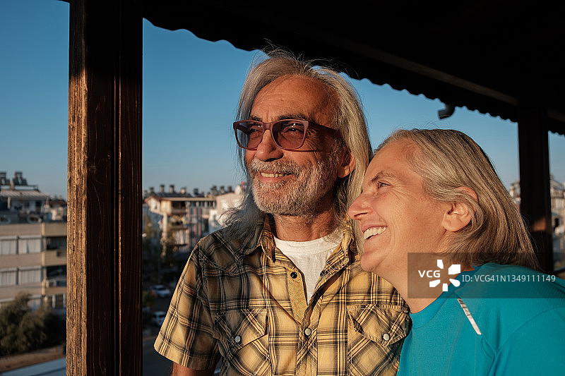 老年夫妇在阳台上欣赏日落图片素材