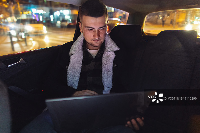 在晚上汽车的后座上图片素材