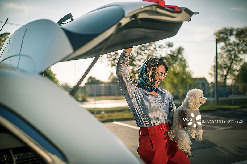 在车内使用手机和笔记本电脑的女商人图片素材