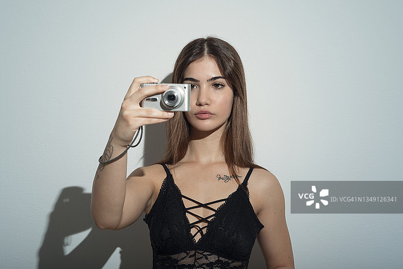 年轻女人拿着相机图片素材
