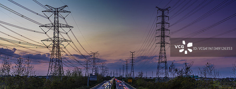 日落时公路电塔光轨高角度视图图片素材