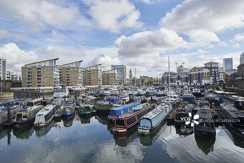 伦敦莱姆豪斯盆地的船屋图片素材