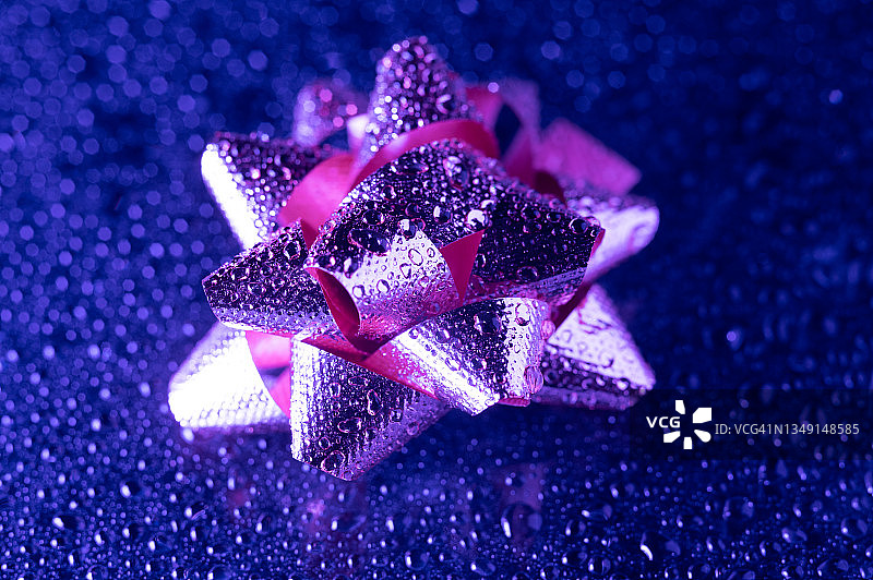 带有水滴的礼品丝带照片图片素材