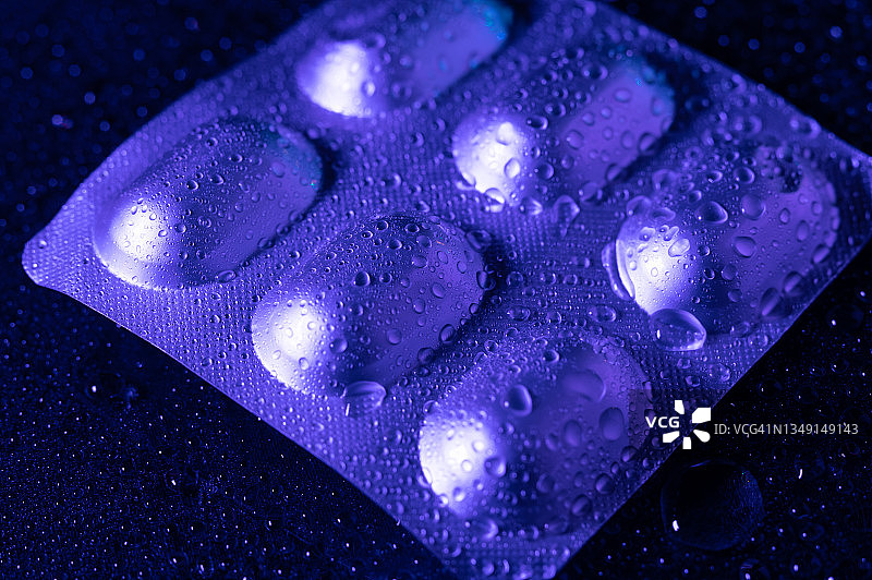 带有水滴的胶囊药丸包装图片素材