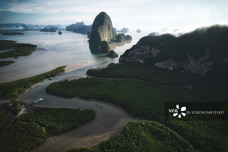 泰国普吉岛攀牙湾的早晨鸟瞰图图片素材