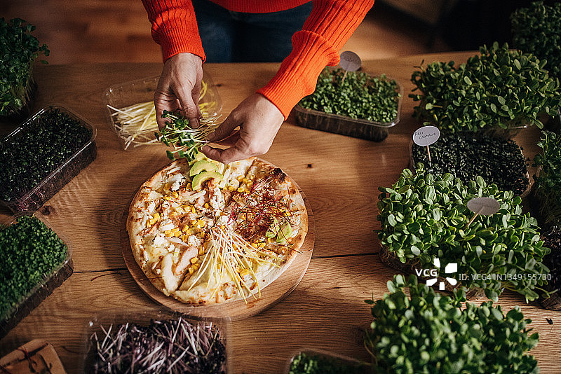 女子自制健康餐图片素材