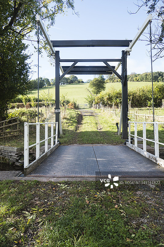 运河上的桥梁；从威尔士波伊斯蒙茅斯郡和布雷肯运河的运河小路拍摄。九月图片素材