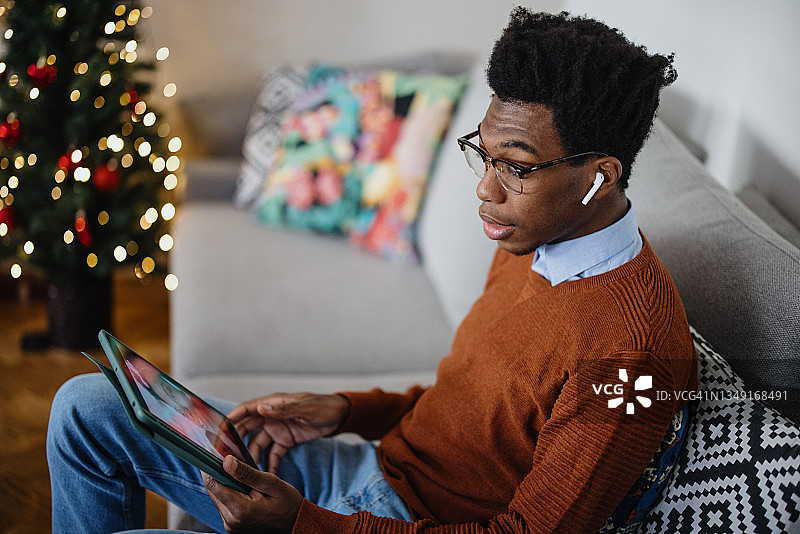 圣诞节与家人视频通话的年轻男人图片素材