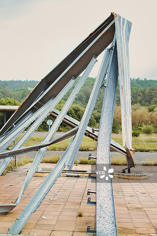 暴风雨中大型金属结构的扭曲铁条图片素材