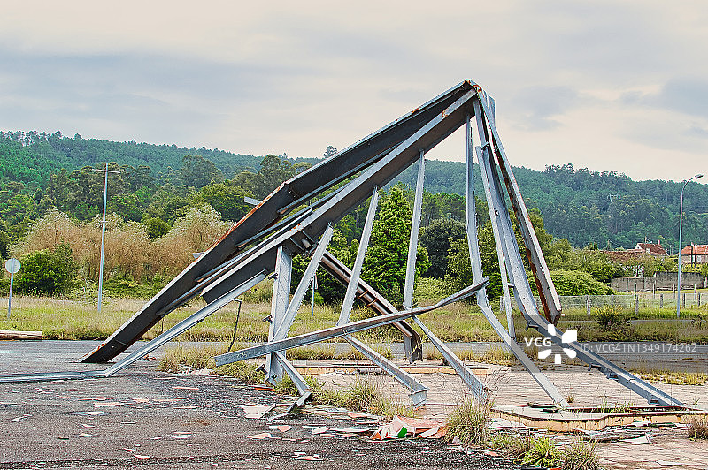 暴风雨中大型金属结构的扭曲铁条图片素材