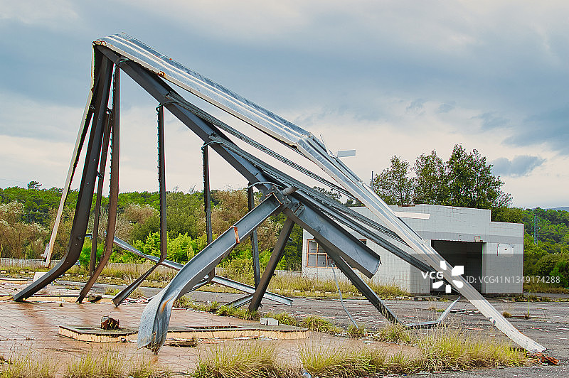暴风雨中大型金属结构的扭曲铁条图片素材