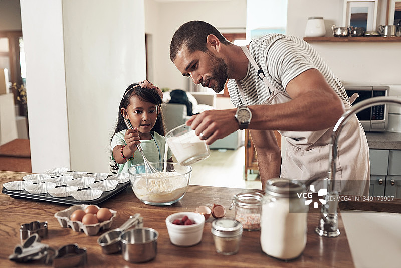 父亲在家教女儿烘焙图片素材
