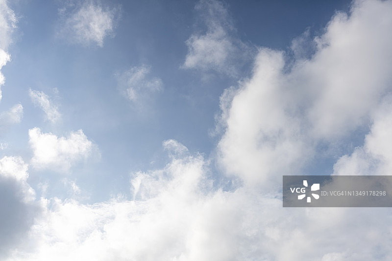 白色的云衬着蓝色的天空图片素材