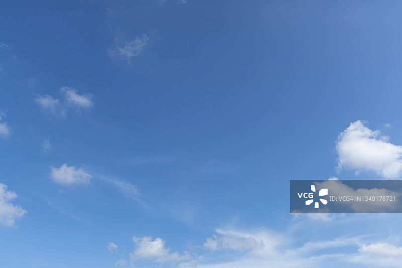白色的云衬着蓝色的天空图片素材