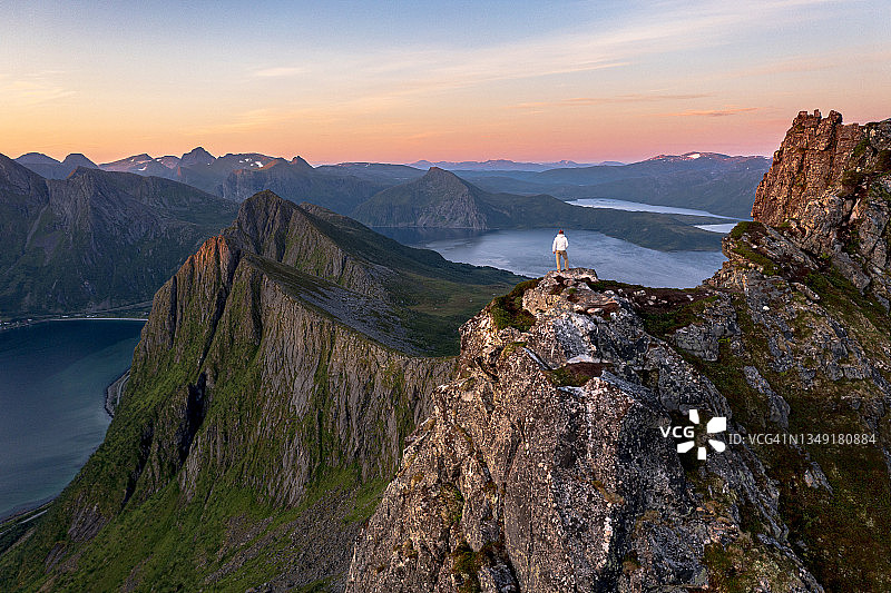 在挪威山顶观看日出的人图片素材