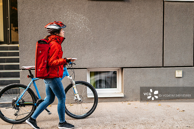 外卖员用智能手机核对地址图片素材