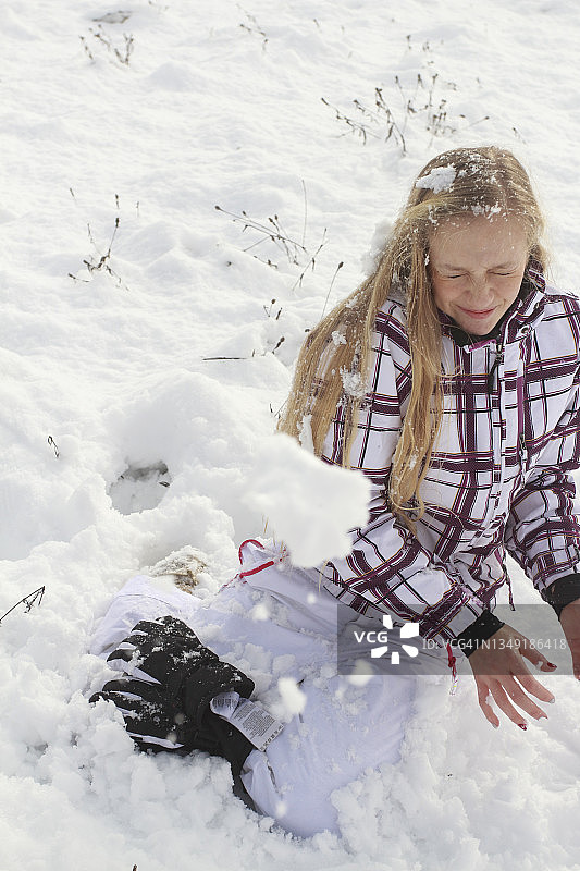扔雪球的少女图片素材