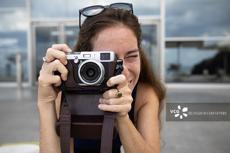 女人用相机拍照图片素材