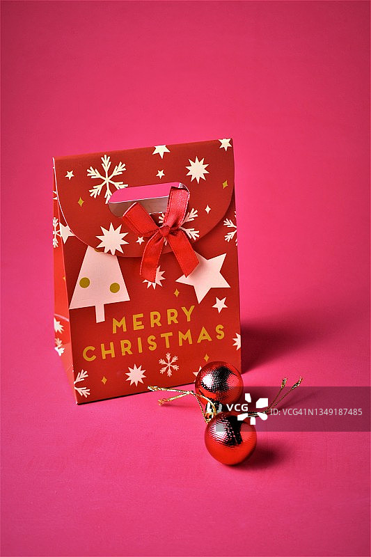 红色背景上的圣诞礼品袋图片素材