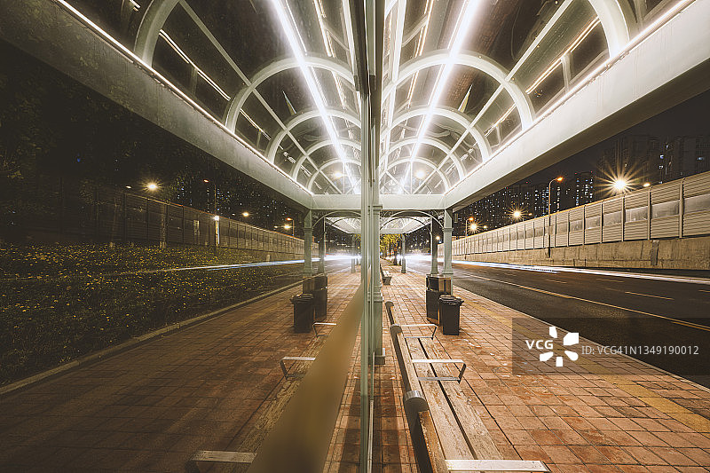 成都公交车站的道路和大玻璃幕墙夜景图片素材