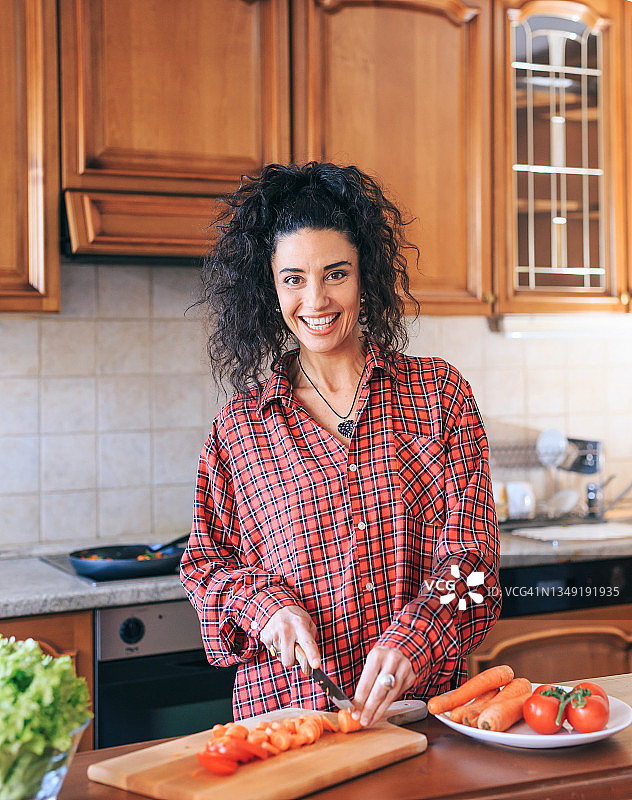 快乐的家庭主妇在家做饭图片素材