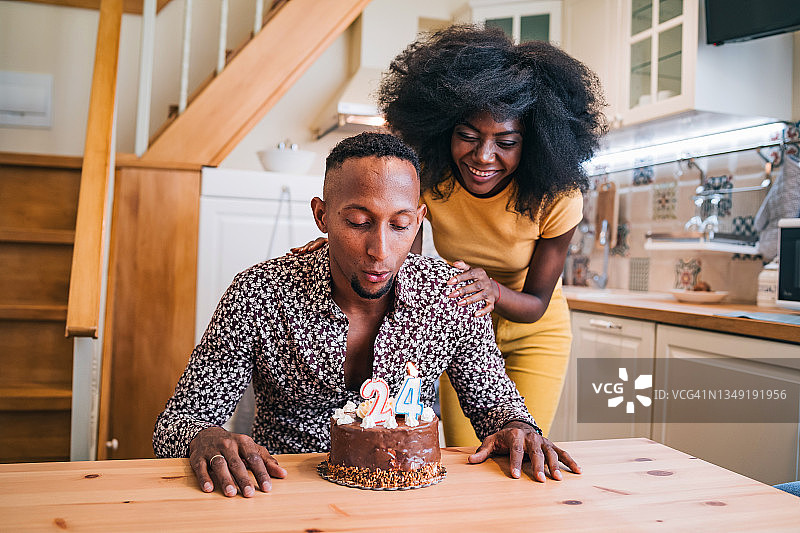 相爱的情侣在家庆祝生日的肖像图片素材