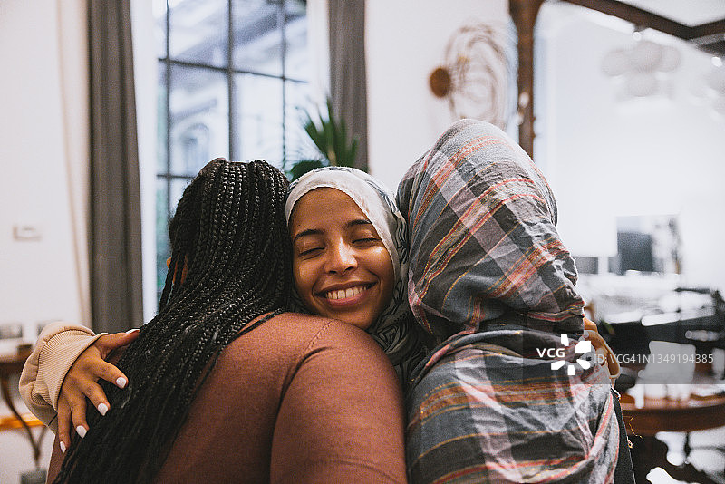 三个年轻学生在家聚会图片素材