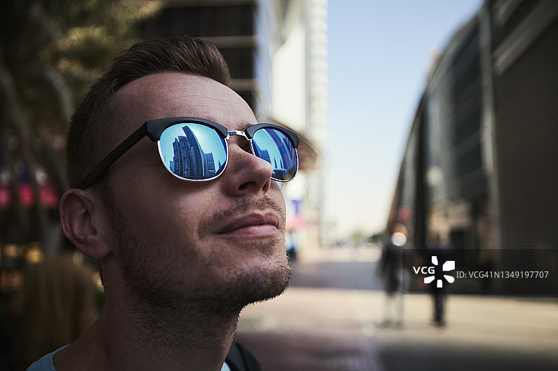 太阳镜中摩天大楼的倒影图片素材