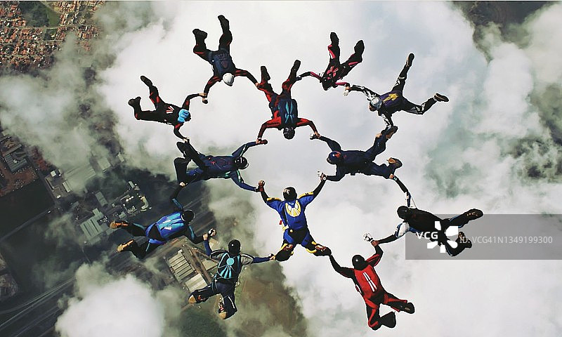 一群跳伞运动员手牵着手图片素材
