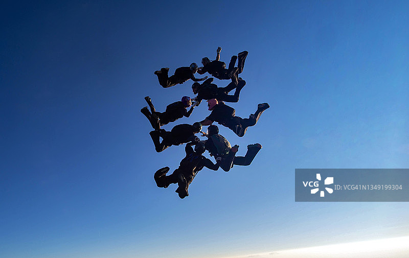跳伞团队合作图片素材