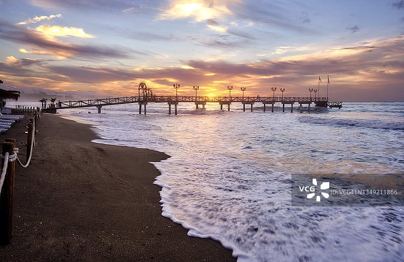 海滩上的萨尔塔日出图片素材