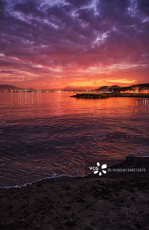 海滩上的萨尔塔日出图片素材