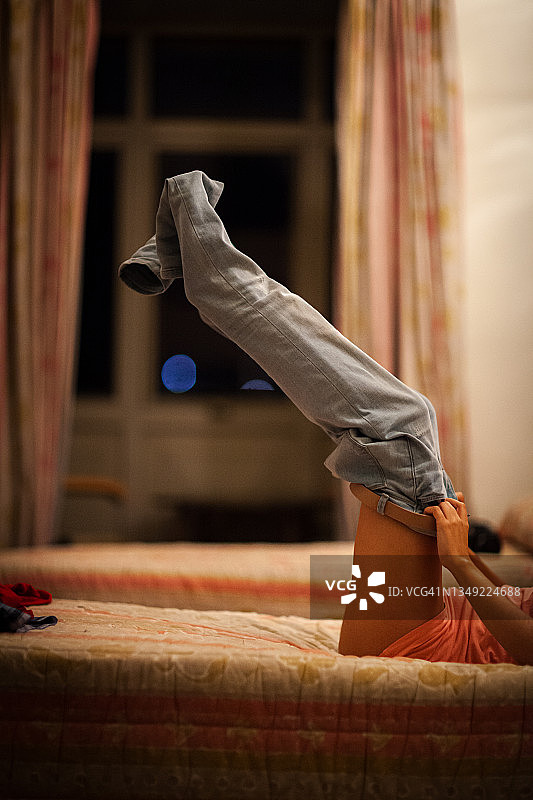 女人在床上穿牛仔裤图片素材