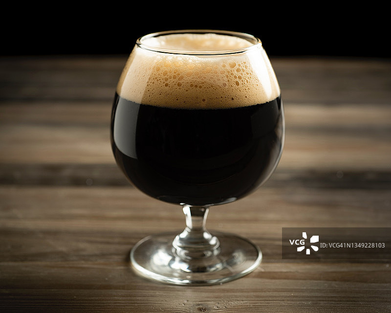一杯黑啤酒的侧视图图片素材