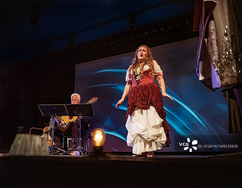 舞台上的年长表演者和吉他手图片素材