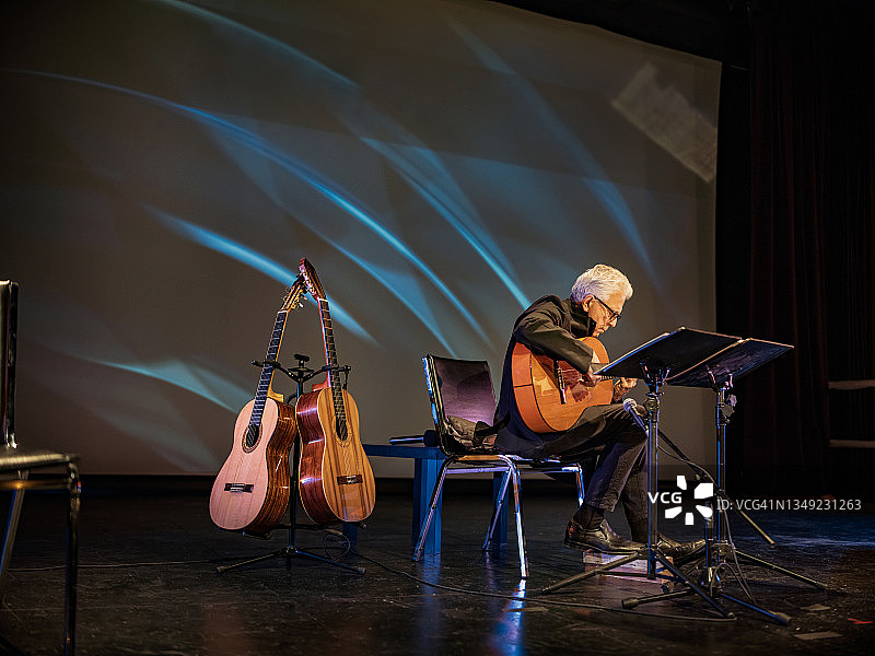 舞台上的中年男性吉他手图片素材