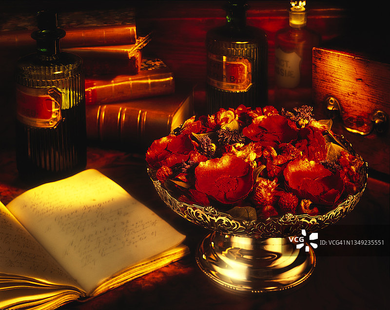 书籍与香薰碗静物图片素材