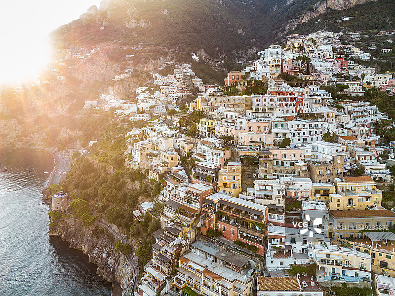 意大利阿马尔菲海岸波西塔诺村的壮丽日落图片素材