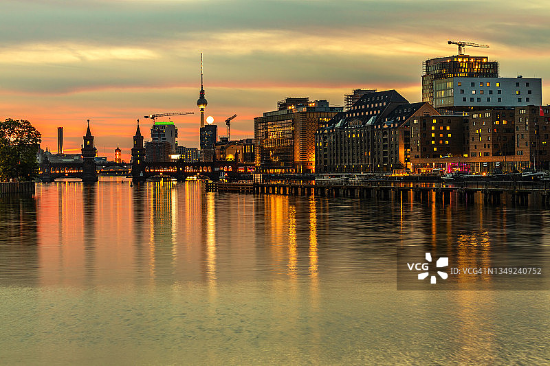 柏林“媒体河岸”天际线，含著名的上树桥和电视塔（柏林克罗伊茨贝格-弗里德里希斯海因区）图片素材