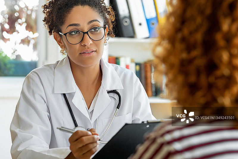 女医生正在书写笔记图片素材