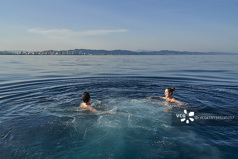 男人和女人在深海中畅游，面带微笑图片素材