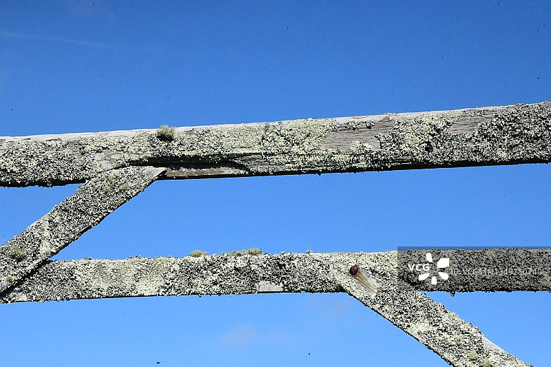 乡村木栅栏与蓝天图片素材