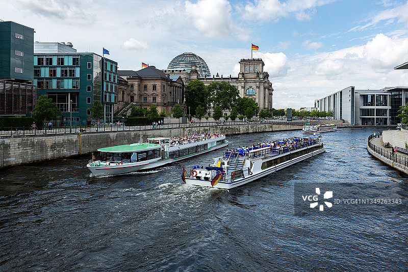 德国柏林施普雷河上的国会大厦观光船图片素材