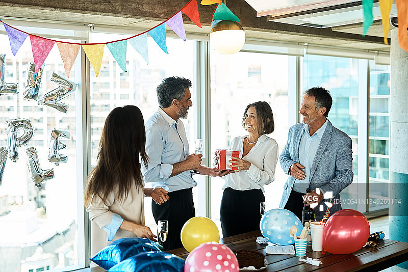 办公室生日庆祝活动图片素材