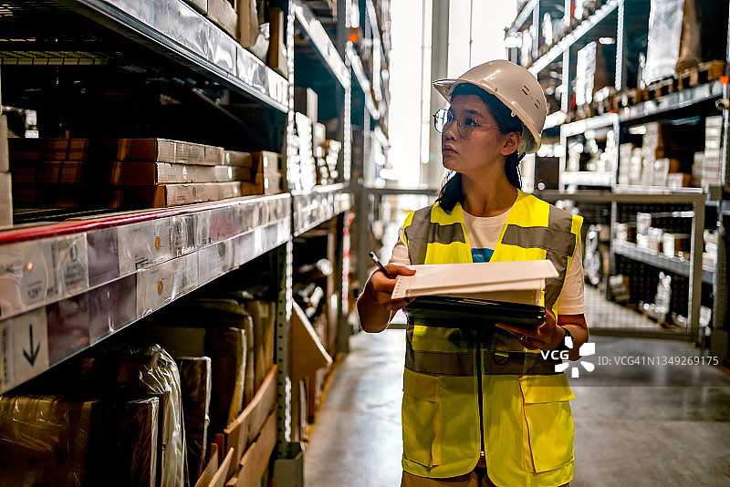 仓库工人检查库存量图片素材