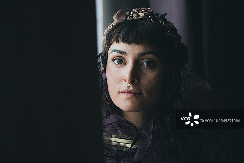 靠窗的漂亮女人肖像图片素材