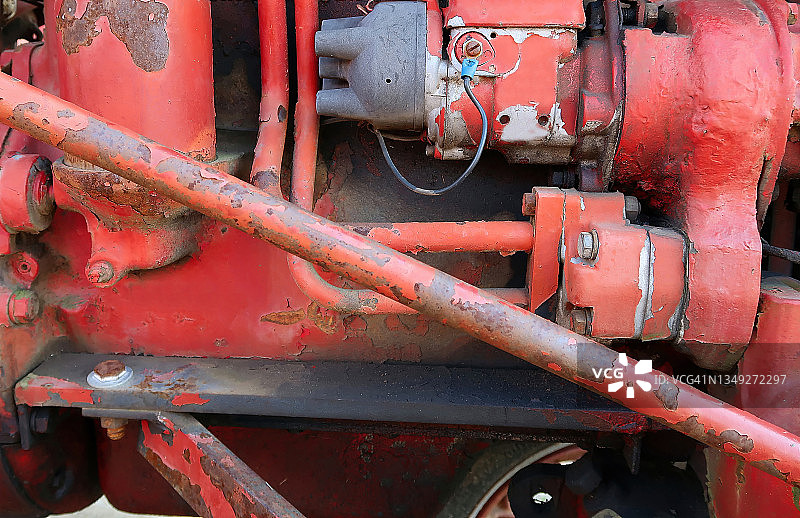 老式复古生锈的农用拖拉机引擎特写图片素材